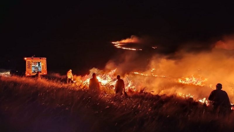 Combaten un incendio forestal de magnitud en el Cerro Ancasti