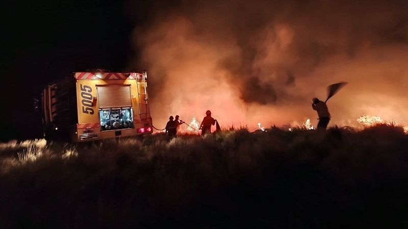 Combaten un incendio forestal de magnitud en el Cerro Ancasti