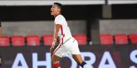 EL LATERAL Andrés Herrera, celebra su gol para San Lorenzo.