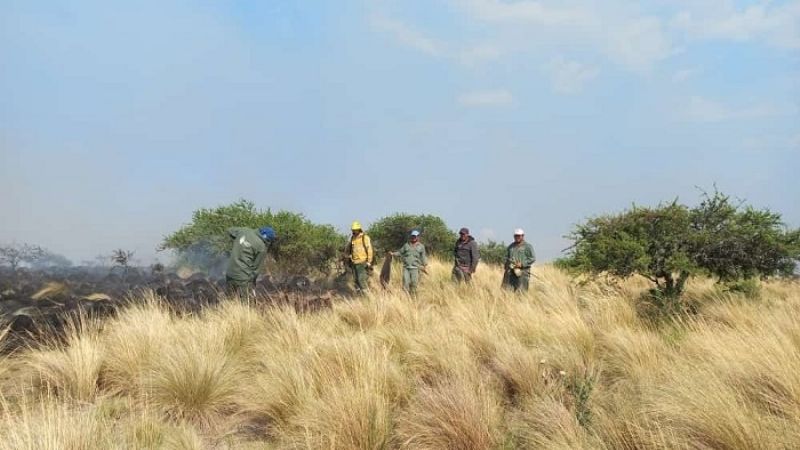 200 personas combaten el incendio en el Cerro Ancasti
