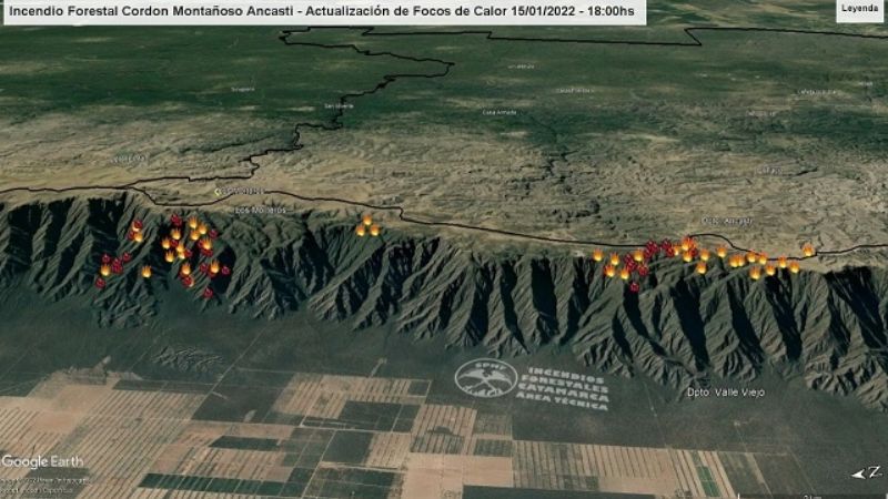 200 personas combaten el incendio en el Cerro Ancasti
