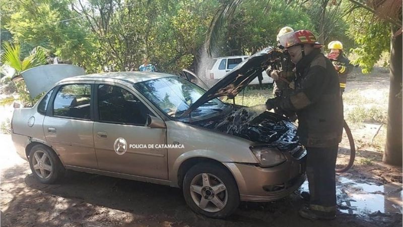 Auto sufrió daños tras prenderse fuego