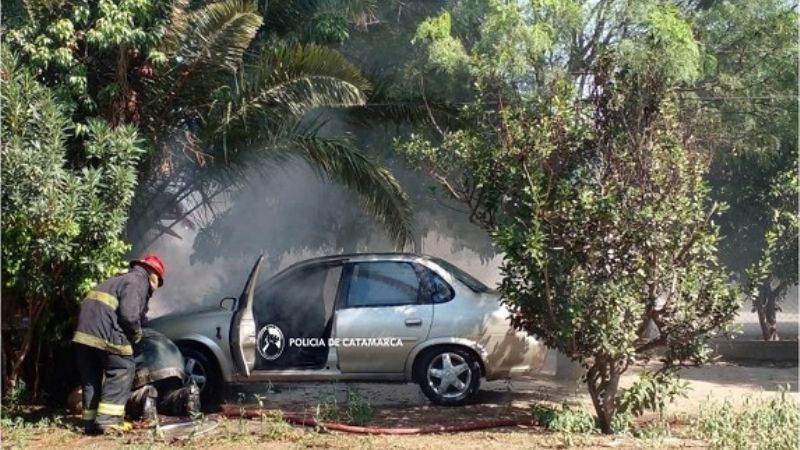 Auto sufrió daños tras prenderse fuego