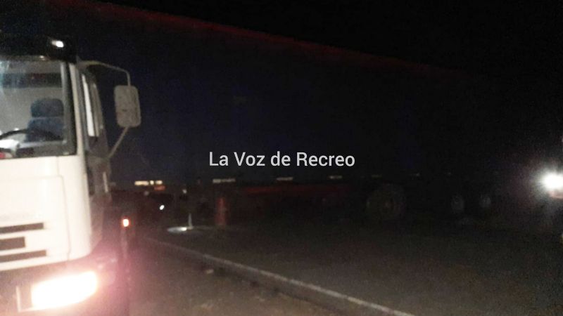 Camión quiso girar en "U" y quedó colgado