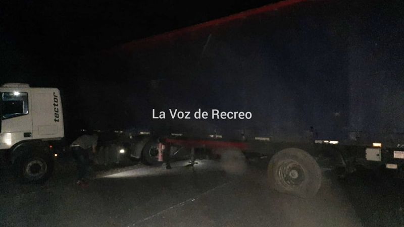 Camión quiso girar en "U" y quedó colgado