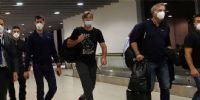 DJOKOVIC saliendo expulsado de Australia, por no estar vacunado.