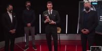 EL POLCAO LEWANDOWSKY con el premio The Best, que le entregó el presidente de la FIFA, Gianni Infantino.