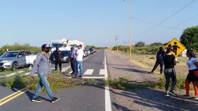 En Telaritos también cortan la ruta pidiendo agua