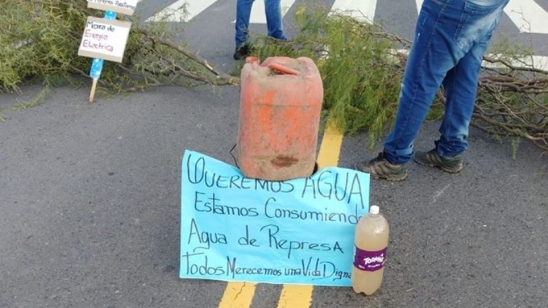 En Telaritos también cortan la ruta pidiendo agua