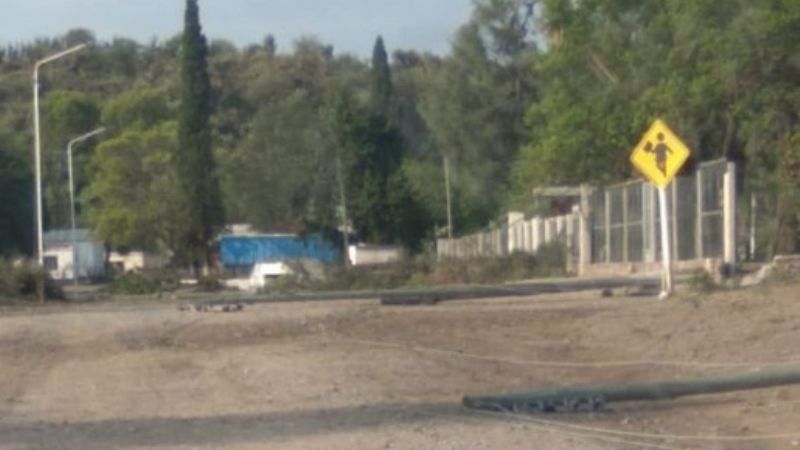 Se cayeron 30 postes de luz en el Este