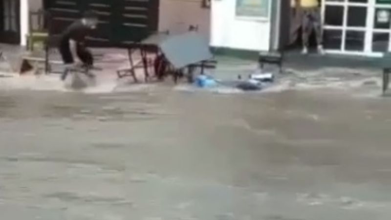 Impresionante: el agua se llevó mesas, sillas y hasta una moto