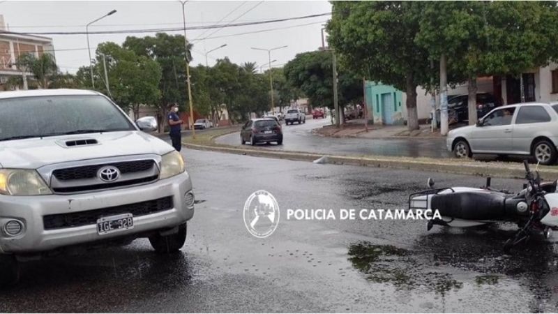 Choque entre una camioneta y una moto en la que iban tres personas