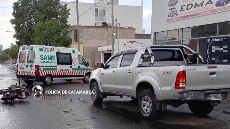 Choque entre una camioneta y una moto en la que iban tres personas