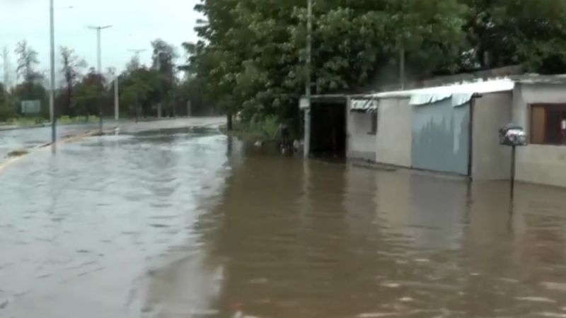 Increible: recien reparada la avenida, y el agua ingresó a las viviendas