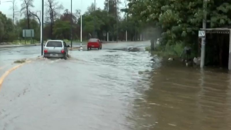 Increible: recien reparada la avenida, y el agua ingresó a las viviendas