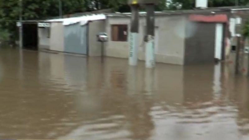 Increible: recien reparada la avenida, y el agua ingresó a las viviendas