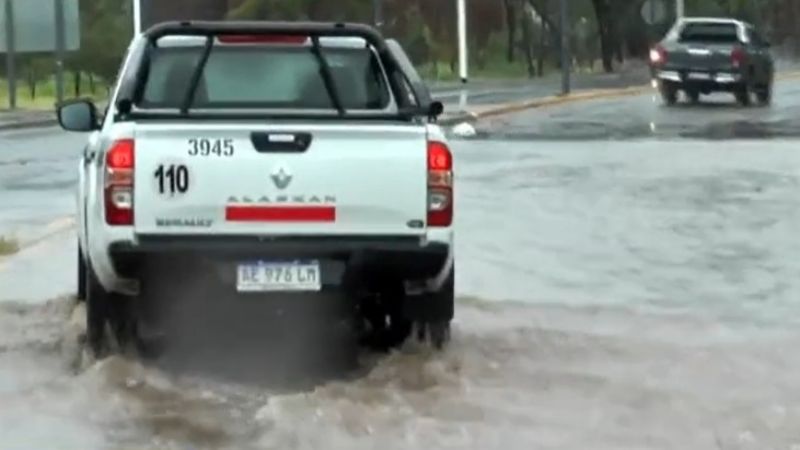 Increible: recien reparada la avenida, y el agua ingresó a las viviendas