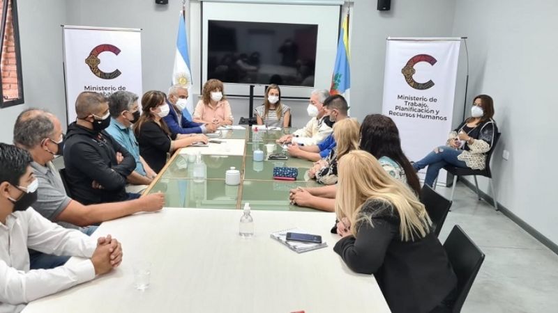 Actualizarán el sueldo de los estatales un 4,9%