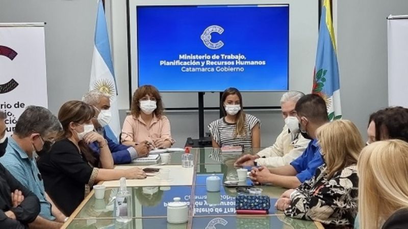 Actualizarán el sueldo de los estatales un 4,9%