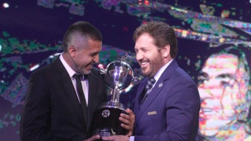 Riquelme en plan “seducción” con Domínguez de Conmebol