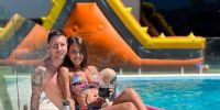 MESSI y su esposa Antonella en la piscina de su casa en Rosario.
