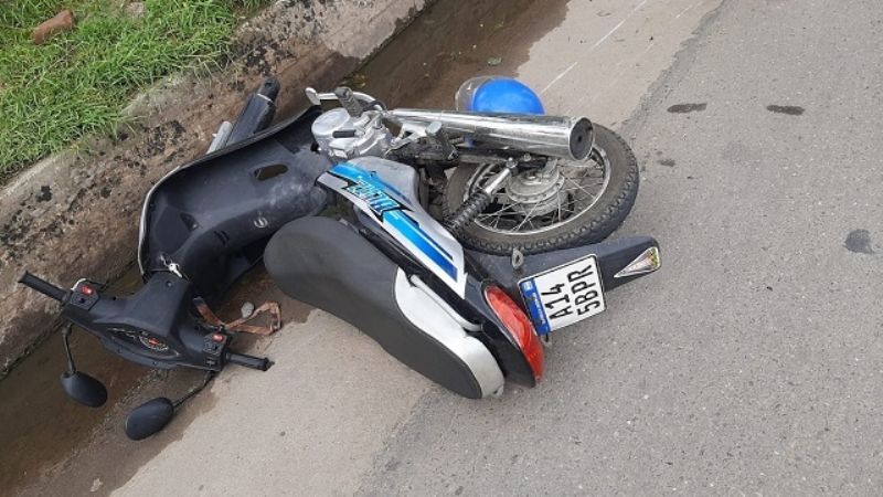 Se le cruzó un perro y terminó en el piso