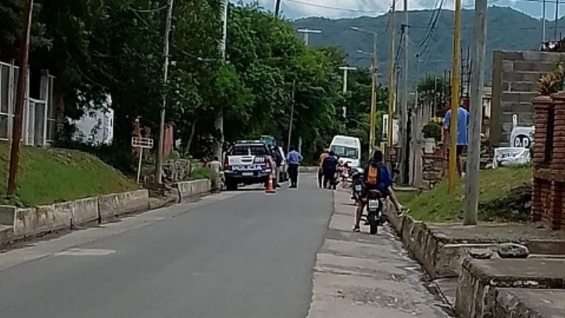 Se le cruzó un perro y terminó en el piso