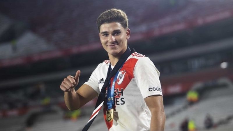 Un “vagón” de dólares pagaría el City por Álvarez