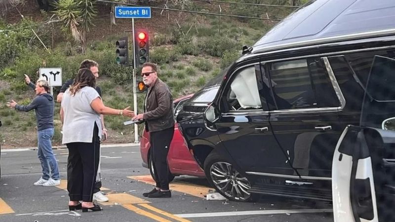 Schwarzenegger en medio un terrible accidente de tránsito