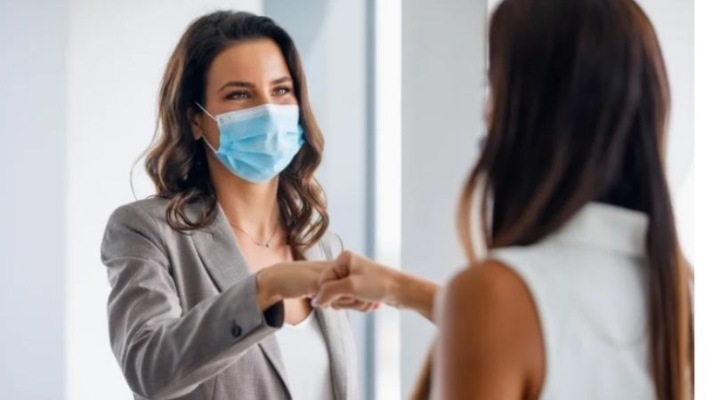El saludo del puño: qué recomiendan los expertos con el predominio de la variante Ómicron