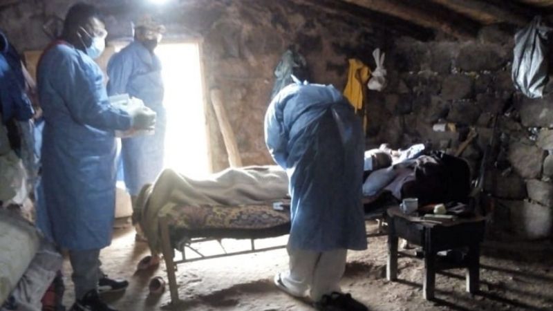 Asistieron a un hombre con Covid en una zona de dificil acceso