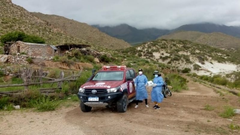 Asistieron a un hombre con Covid en una zona de dificil acceso