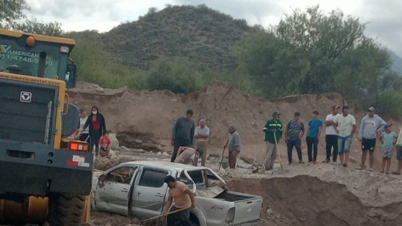 Rescatan una camioneta arrastrada por el río en Belén