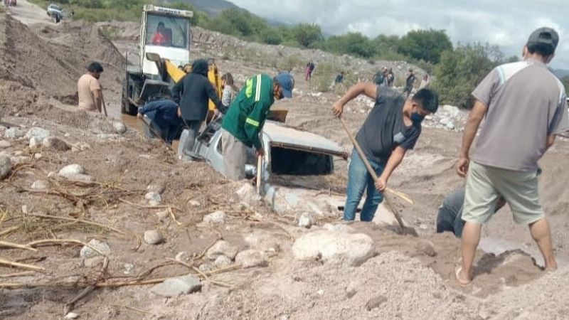 Rescatan una camioneta arrastrada por el río en Belén
