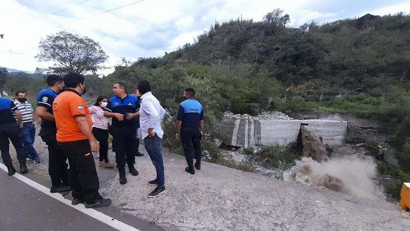 Crecida mortal: confirman un deceso y buscan a otra persona