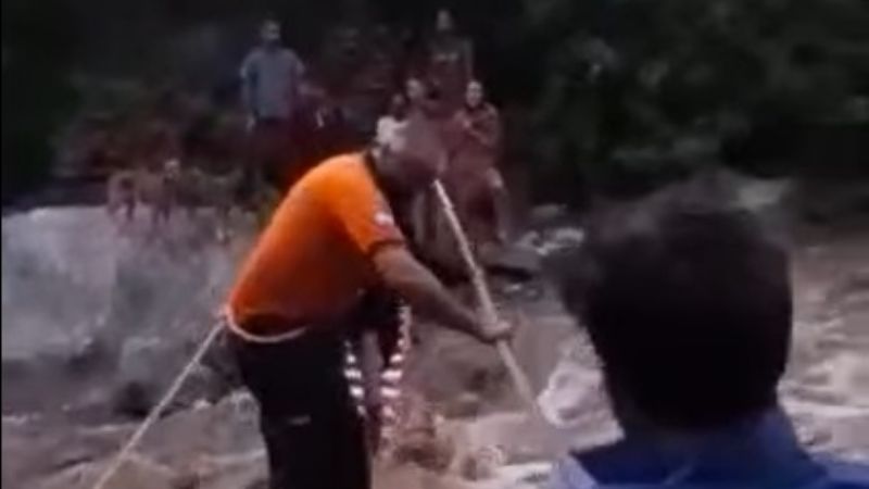 Increible rescate de dos jóvenes varados por la creciente