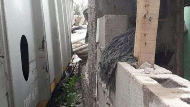 Ladrones hicieron descarrilar a un tren que chocó contra tres casas e hirió a tres personas