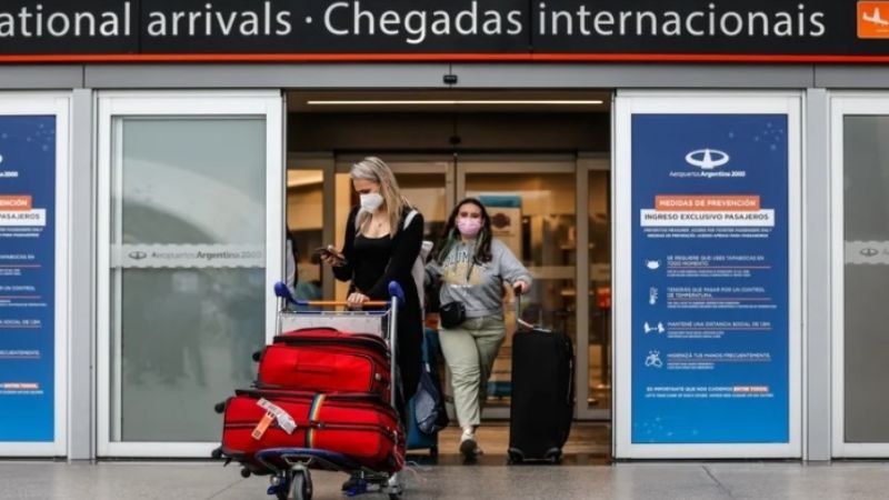Argentinos y residentes con esquema completo no deberán presentar PCR para ingresar al país