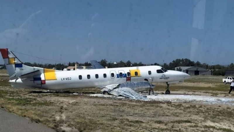 Un avión aplastó a un mecánico: está grave