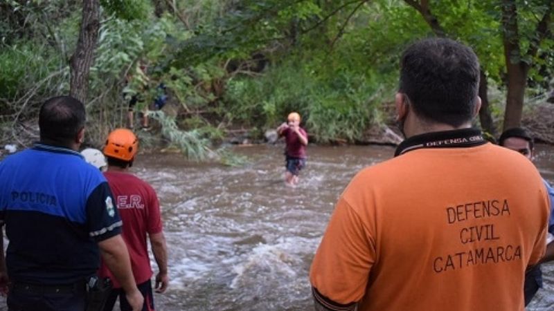 Rescataron a tres menores que quedaron del otro lado del río