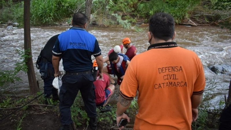 Rescataron a tres menores que quedaron del otro lado del río