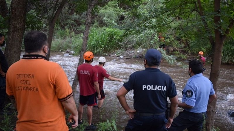 Rescataron a tres menores que quedaron del otro lado del río