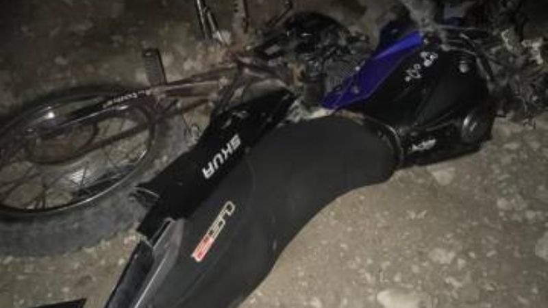 Motociclista cayó a un pozo y sufrió lesiones