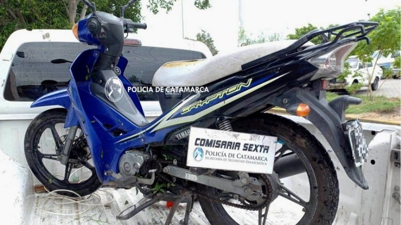 Encuentran una moto robada oculta en un baldío