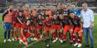 EL PLANTEL de River en el primer partido del 2022, junto a Omar Labruna, quien entregó el trofeo que lleva el nombre de su padre: Don Ángel.