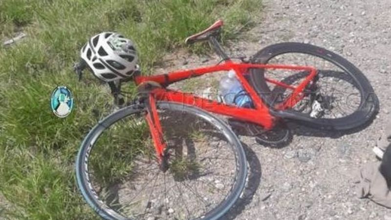 Ciclista fue rozado por un camión y cayó al piso
