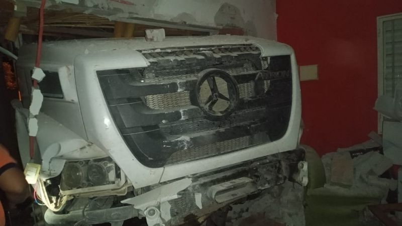 Camión de carga se estrelló contra una casa en Belén