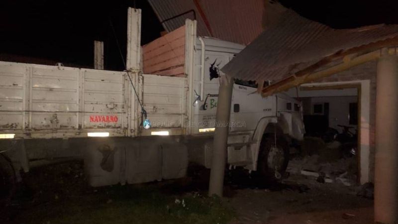 Camión de carga se estrelló contra una casa en Belén