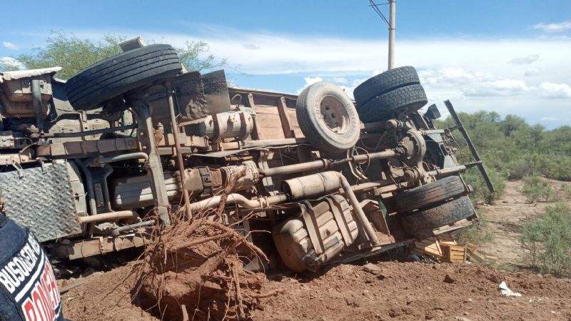 Interrumpen tránsito en la ruta 60 por el vuelco de un camión