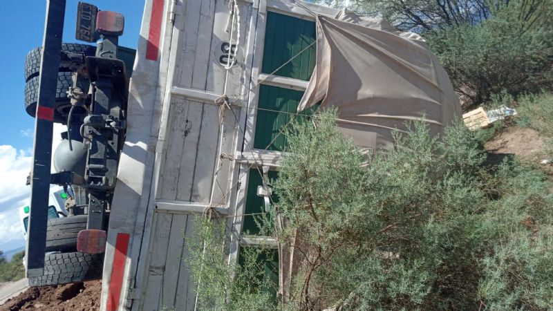 Interrumpen tránsito en la ruta 60 por el vuelco de un camión